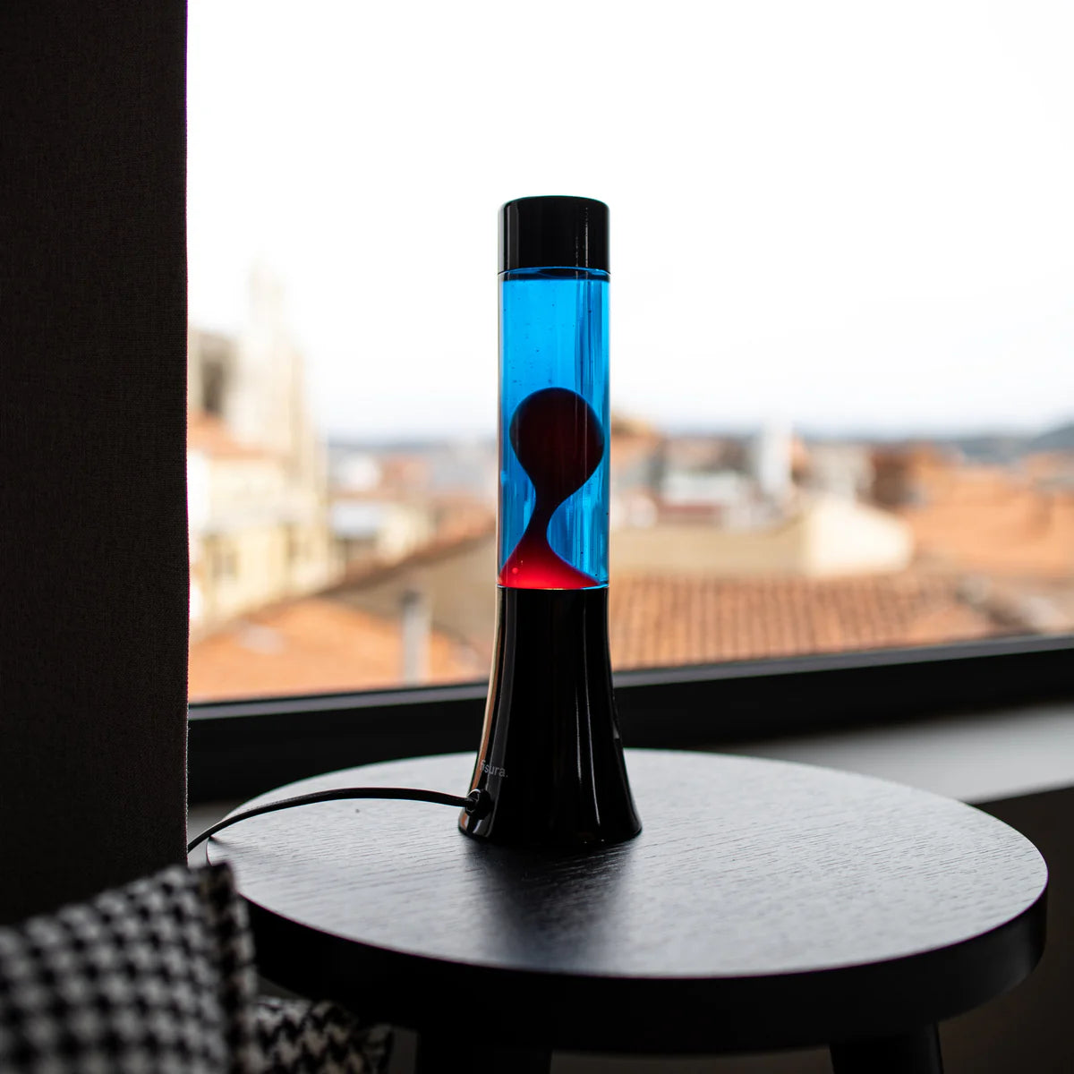 Red lava lamp - black base - blue liquid - 30 cm | Fisura