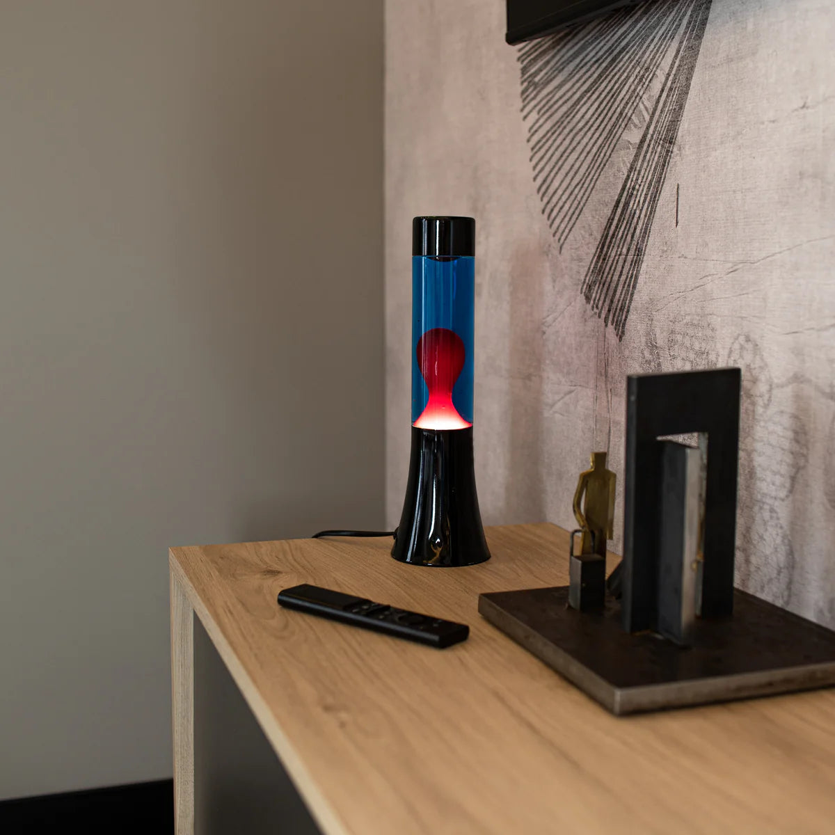 Red lava lamp - black base - blue liquid - 30 cm | Fisura