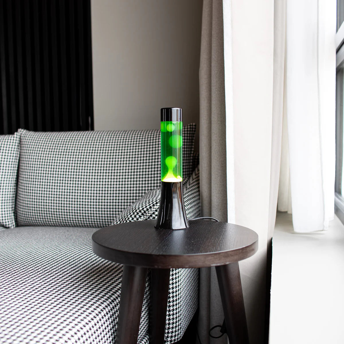 Yellow lava lamp - black base - green liquid - 30 cm | Fisura